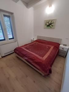 - une chambre avec un grand lit rouge dans l'établissement Montescotano House, à Villa Castelli