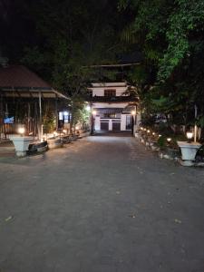 an empty parking lot at night with a building at Guruvayoor Resort in Guruvāyūr