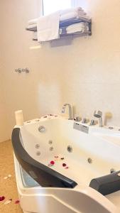 łazienka z wanną i szczątkami na podłodze w obiekcie Levant Hotel w mieście Nadżran