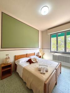 a bedroom with a large green screen above a bed at Ostello e Camere Private Prima Luce Foresteria in Giulianova