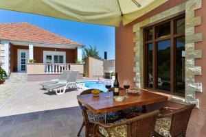 Bazén v ubytování Holiday House MERI, 5+2, Benkovac nebo v jeho okolí