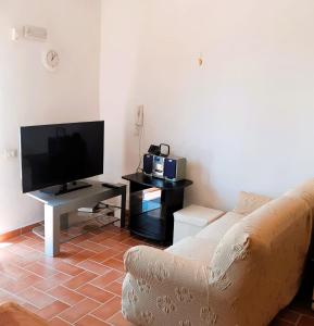 sala de estar con sofá y TV de pantalla plana en TorrediLuna - MoonTower, 