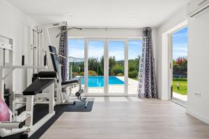 Bazén v ubytovaní Villa Golden Garden with 50sqm private pool alebo v jeho blízkosti