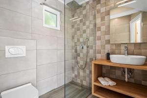 Kúpeľňa v ubytovaní Villa Golden Garden with 50sqm private pool