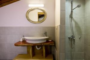 a bathroom with a sink and a shower at PRINOS GARDEN in Farsáron