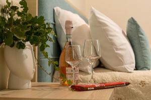 Una botella de vino y dos copas en una mesa. en PRINOS GARDEN, en Farsáron