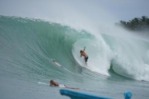 Człowiek na fali na desce surfingowej w oceanie w obiekcie Endi Surf Camp w mieście Lagudri