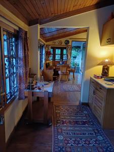 Χώρος καθιστικού στο ROSASTAYS Nainital
