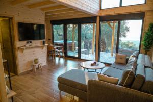 un soggiorno con divano e tavolo di Villa Tramonto D'Oro a Ulcinj