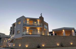哈尔基斯Elia Luxury Residence的砖墙顶部灯的大房子