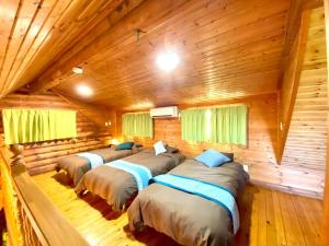Een bed of bedden in een kamer bij on a journey 千葉 九十九里
