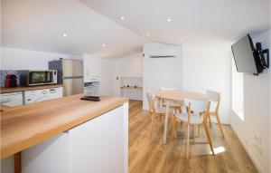 uma cozinha e sala de jantar com mesa e cadeiras em Beautiful Home In Feliceto With Wifi em Feliceto