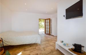 um quarto com uma cama e uma televisão de ecrã plano em Beautiful Home In Feliceto With Wifi em Feliceto