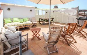 un patio con sillas, un sofá y una sombrilla en Cozy Apartment In L'estartit With Wifi, en L'Estartit 18 fotos más