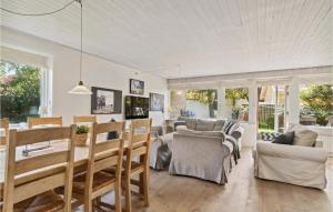 een eetkamer en een woonkamer met een tafel en stoelen bij Beautiful Home In Skagen With Wifi in Skagen