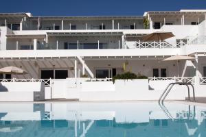 una vista del hotel desde la piscina en Flower Beach suite Pool, en Playa Honda