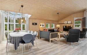 uma sala de jantar e sala de estar com mesa e cadeiras em Nice Home In Blvand With Wifi em Blåvand