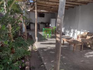 sala de estar con sillas, mesa y sofá en Nomads Club, en Nazca