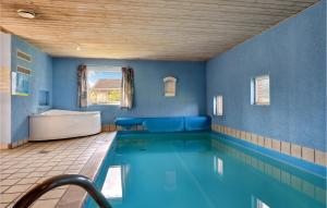 Bazén v ubytování Pet Friendly Home In Oksbl With Indoor Swimming Pool nebo v jeho okolí