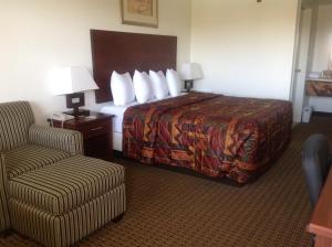 Postel nebo postele na pokoji v ubytování America Inn & Suites