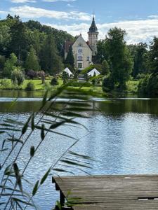 un grande edificio seduto sul lato di un lago di Domek sezonowy 