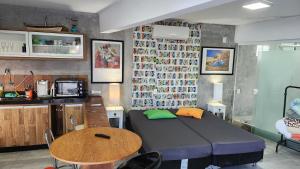 a bedroom with a bed and a table in it at Cores de Van Gogh in Governador Celso Ramos