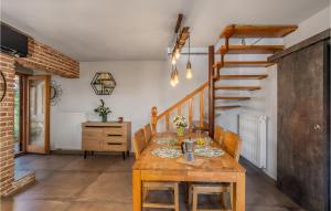 een eetkamer met een houten tafel en een trap bij Beautiful Apartment In Mundanije With Kitchen in Mundanije