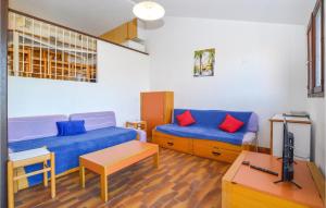 un soggiorno con due letti e un tavolo di 2 Bedroom Cozy Home In Porticcio a Porticcio