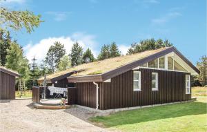 Grønhøjにある3 Bedroom Nice Home In Lkkenの草屋根の小さな茶色の家