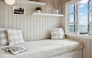 małą sypialnię z łóżkiem z oknem w obiekcie Beautiful Home In Hejls With House Sea View w mieście Hejls