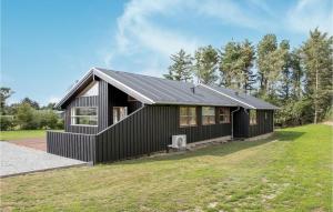 ロンストラップにあるStunning Home In Hjrring With 4 Bedrooms, Sauna And Wifiの金属屋根の黒屋根