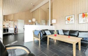 ロンストラップにあるStunning Home In Hjrring With 4 Bedrooms, Sauna And Wifiのリビングルーム(ソファ、テーブル付)
