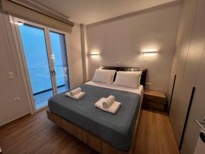 哈尔基斯Elia Luxury Residence的一间卧室，床上有两条毛巾