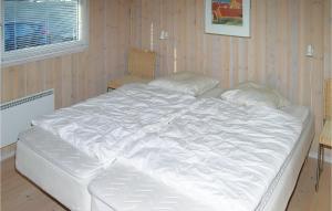 フルシグにある3 Bedroom Nice Home In Skagenの木製の壁の客室で、白い大型ベッド1台が備わります。