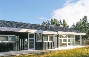 フルシグにある3 Bedroom Nice Home In Skagenの窓のある小さな白黒の家