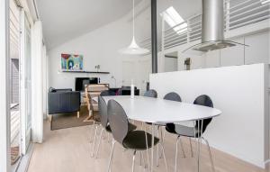 une salle à manger avec une table et des chaises blanches dans l'établissement 3 Bedroom Beautiful Home In Brovst, à Brovst