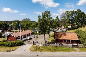 z góry widok na małą wioskę z dwoma budynkami w obiekcie Korskullens Stugor w mieście Söderköping