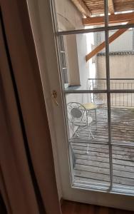 een deur naar een balkon met een tafel en een stoel bij City Center Golden Roof 5 in Innsbruck