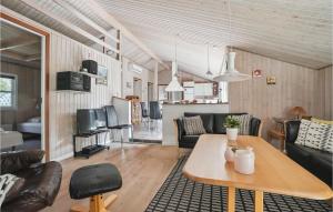Torup Strandにある4 Bedroom Amazing Home In Fjerritslevのリビングルーム(テーブル、ソファ付)