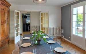 un comedor con una mesa con platos. en Gorgeous Home In Morlaix With Kitchen en Morlaix