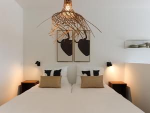 カンペルラントにあるModern holiday home in Kamperland with gardenのベッドルーム1室(大きな白いベッド1台、枕2つ付)
