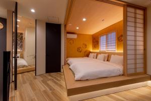 Ein Bett oder Betten in einem Zimmer der Unterkunft 【Oyado街】宿泊者限定！貸切クルーザー・SUPツアー　別荘感覚で新築一軒家貸切ハウステンボス近く