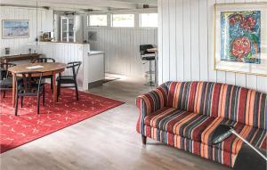 KandestederneにあるStunning Home In Skagen With 3 Bedrooms And Wifiのリビングルーム(ソファ、テーブル付)