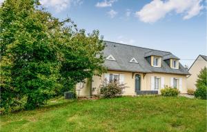 een groot geel huis met een grijs dak bij Amazing Home In Jou Les Tours With Wifi And 3 Bedrooms in Joue-les-Tours