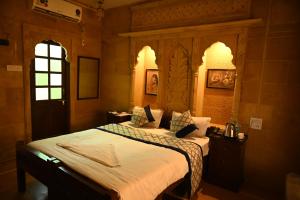 ein Schlafzimmer mit einem großen Bett in einem Zimmer in der Unterkunft Hotel Navodaya Jaisalmer in Jaisalmer