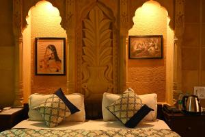 ein Schlafzimmer mit einem Bett mit zwei Kissen in der Unterkunft Hotel Navodaya Jaisalmer in Jaisalmer