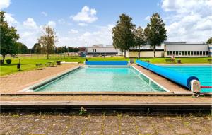 una gran piscina con agua azul en un parque en Cozy Home In Ljungby With Kitchen, en Ljungby