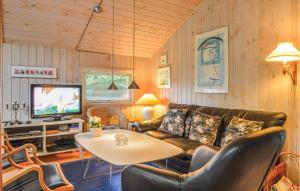 ロッケンにあるStunning Home In Lkken With 4 Bedrooms, Wifi And Indoor Swimming Poolのリビングルーム(ソファ、テーブル付)