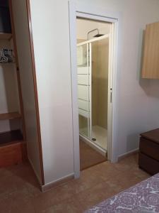 einen Schrank mit einer Glastür in einem Zimmer in der Unterkunft Kiki vivienda Bed & breakfast in San Isidro