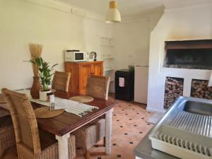 埃尔金Oak Lane Cottages的厨房配有桌椅和壁炉。 更多29张照片